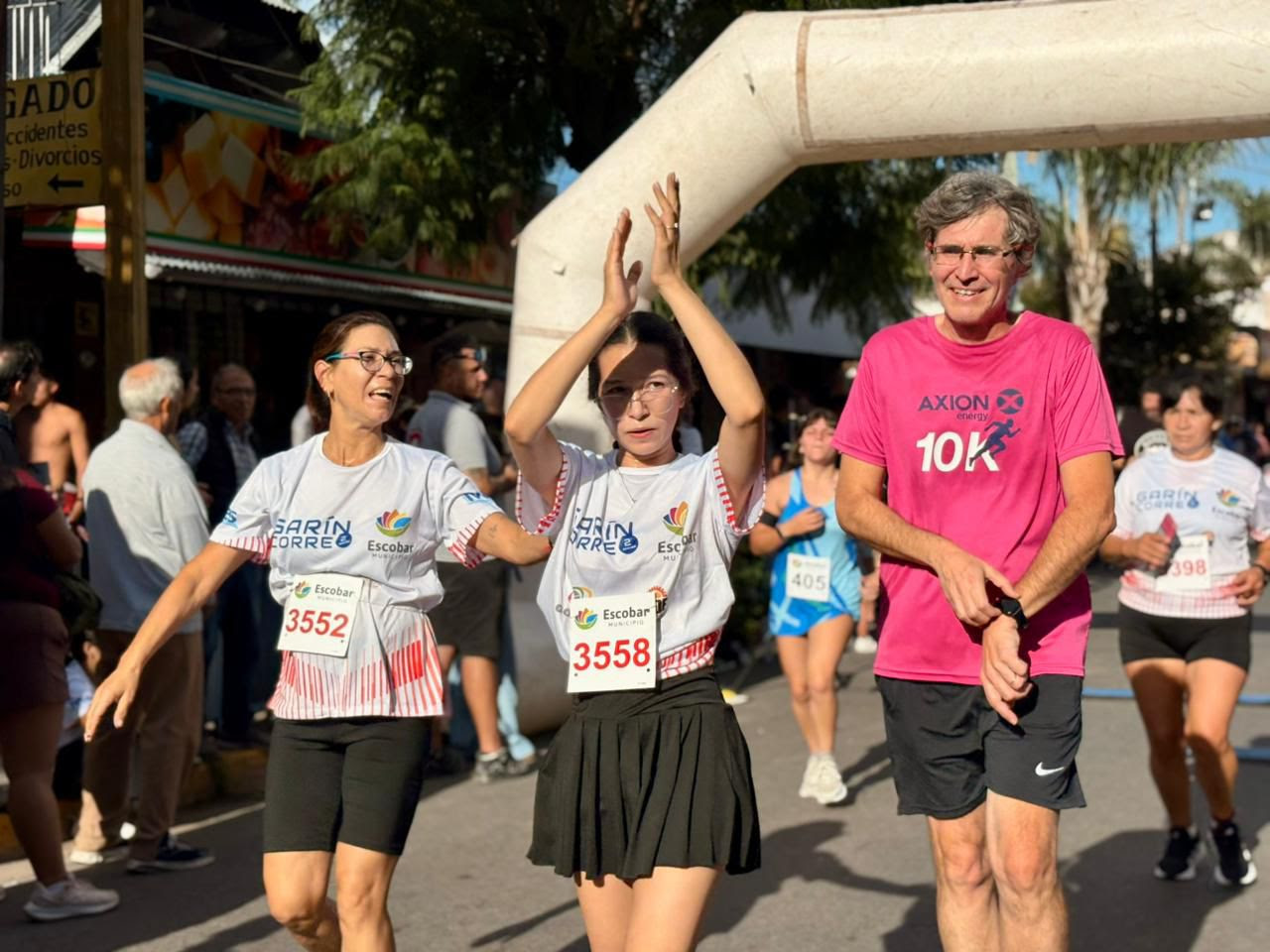 NOTICIAS ESCOBAR: GARIN CORRE: FAMILIAS, AMIGOS Y ATLETAS PROFESIONALESRECORRIERON LA LOCALIDAD EN UN DOMINGO DE SOL.